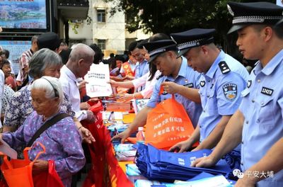 洲瑞鎮最大工廠門口聚集民警引發關注，工人圍觀健身休閑活動